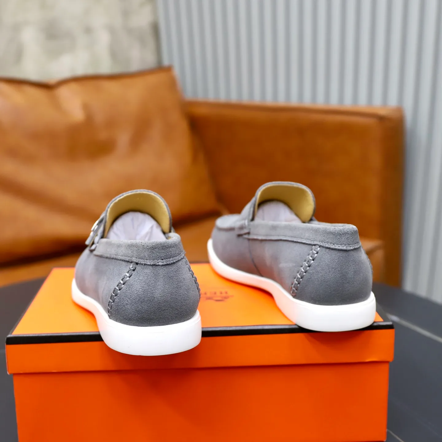 Ex-factory price: 540💰Hermès/Hermès slip-on men's shoes. This shoe is made of imported cow suede leather, with simple and smooth lines, and a 3CM rubber foam ultra-light sole combined with aerodynamic design! Youthful and fashionable, H button decoration, contrasting leather embellishment on the heel, calf lining to gently wrap your feet, with embossed logo cowhide feet, leather rock strips, casual and urban style, highlighting youthful vitality, sports and leisure version, super versatile Size number: 38-39-40-41-42-43-44 Standard leather shoe size (45 can be customized but does not support returns)